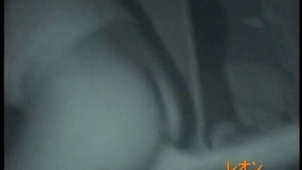 Seorang pirang dengan hooters besar brazzers mom selingkuh sedang bermain dengan vagina ketatnya yang panas