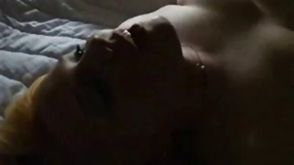 Seorang gadis semakin kacau di atas tangga oleh seorang bokep japanese sleeping pria yang terangsang