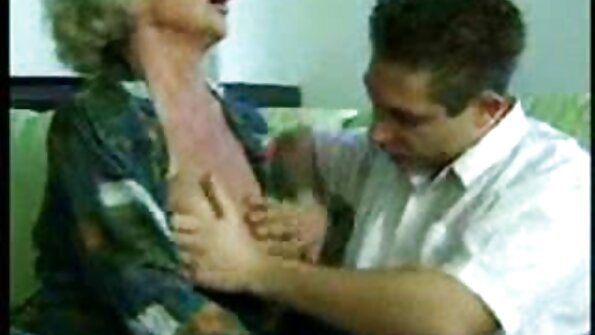 Wanita berdada sedang menyebarkan vaginanya yang basah untuk kamera bokep hot mom