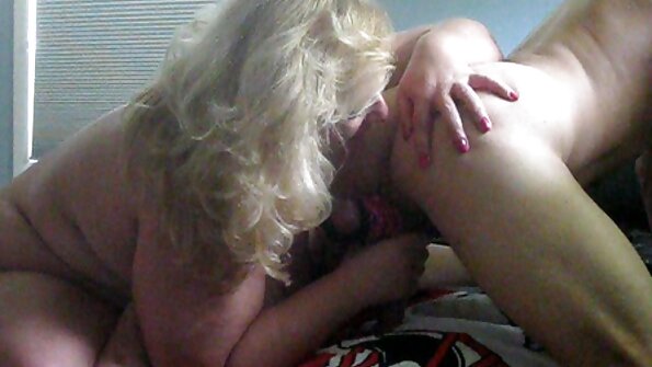Cewek berambut hitam panas sedang bermain dengan bokep mom selingkuh bibir memeknya